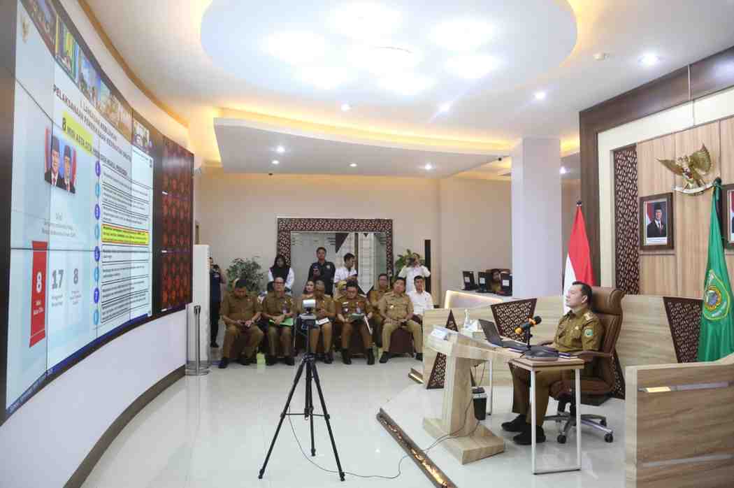 Pj Gubernur Sumsel, Elen Setiadi mengikuti secara virtual rakornas pengendalian inflasi yang dipimpin Mendagri, Titi Karnavian, Senin (20/1/2025). Foto: Humas Pemprov Sumsel.