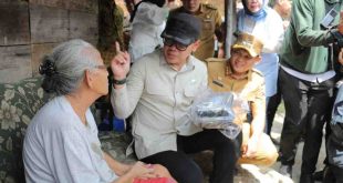 Wamendagri, Bima Arya saat turun langsung bersama Pj Walikota Palembang membagikan rantang makanan kepada warga di sekitar Hotel Batiqa, Jalan A Rivai, Senin (13/1/2024) siang. Foto: Kominfo Palembang.