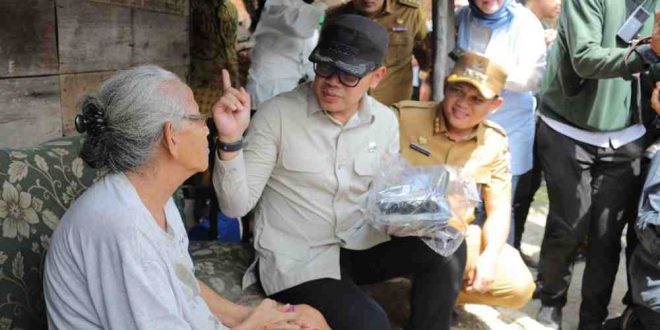 Wamendagri, Bima Arya saat turun langsung bersama Pj Walikota Palembang membagikan rantang makanan kepada warga di sekitar Hotel Batiqa, Jalan A Rivai, Senin (13/1/2024) siang. Foto: Kominfo Palembang.