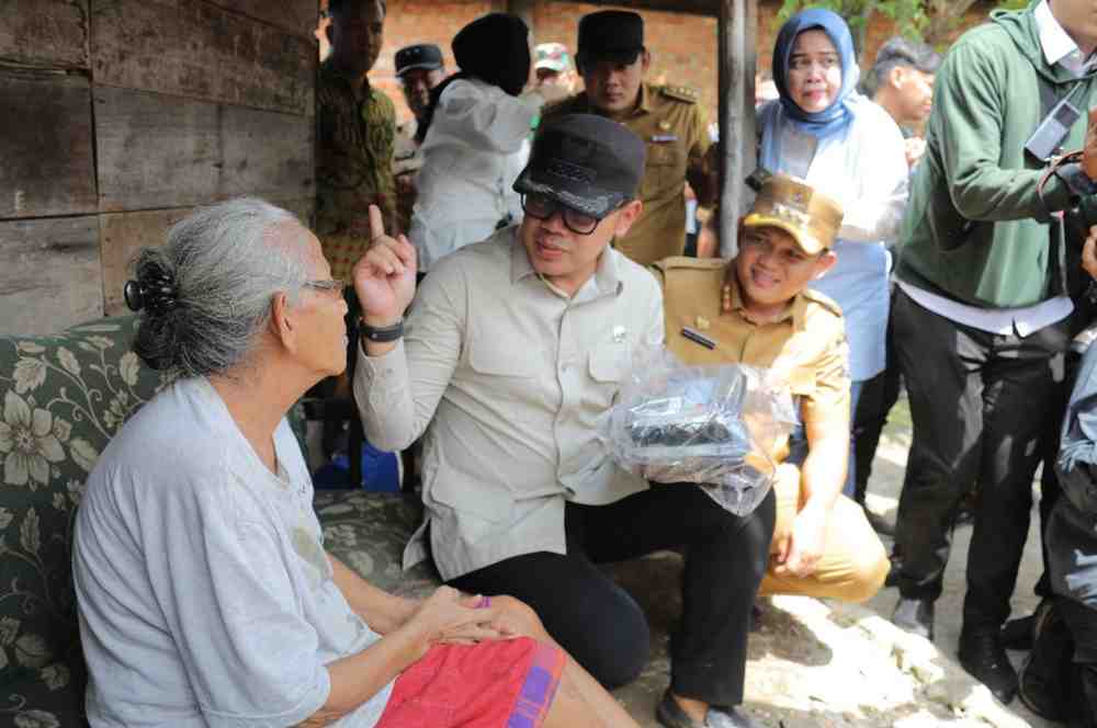 Wamendagri, Bima Arya saat turun langsung bersama Pj Walikota Palembang membagikan rantang makanan kepada warga di sekitar Hotel Batiqa, Jalan A Rivai, Senin (13/1/2024) siang. Foto: Kominfo Palembang.