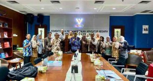 Para pejabat Pemkab Muba saat menerima penghargaan pelayanan publik prima dari Kementerian Pendayagunaan Aparatur Negara dan Reformasi Birokrasi Republik Indonesia. Foto: Dok Pemkab MUba.