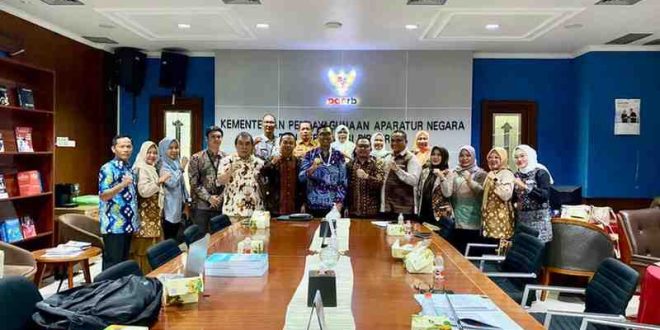 Para pejabat Pemkab Muba saat menerima penghargaan pelayanan publik prima dari Kementerian Pendayagunaan Aparatur Negara dan Reformasi Birokrasi Republik Indonesia. Foto: Dok Pemkab MUba.