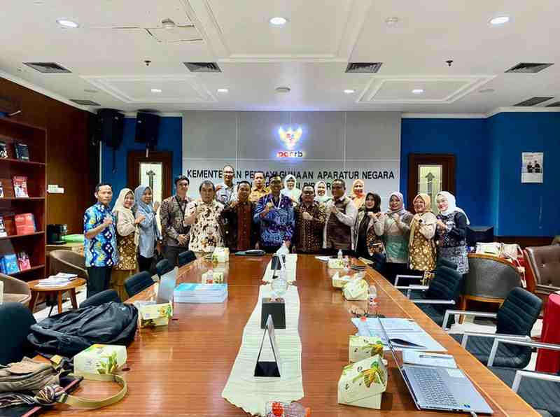Para pejabat Pemkab Muba saat menerima penghargaan pelayanan publik prima dari Kementerian Pendayagunaan Aparatur Negara dan Reformasi Birokrasi Republik Indonesia. Foto: Dok Pemkab MUba.