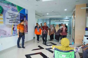 PJ Bupati Muba, Sandi Fahlepi menggelar sidak ke pelayanan publik Disdukcapil, Kamis (2/1/2025). Foto: KOminfo Muba.