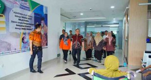 PJ Bupati Muba, Sandi Fahlepi menggelar sidak ke pelayanan publik Disdukcapil, Kamis (2/1/2025). Foto: KOminfo Muba.