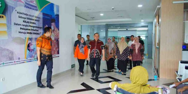 PJ Bupati Muba, Sandi Fahlepi menggelar sidak ke pelayanan publik Disdukcapil, Kamis (2/1/2025). Foto: KOminfo Muba.