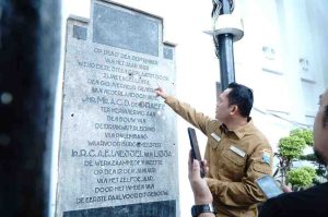 PJ Walikota Palembang, Cheka Virgowansyah melihat hasil penemuan prasasti peninggalan Belanda di gedung Pemkot Palembang, Jumat (17/1/2025). Foto: Sumselheadline/Pitria.