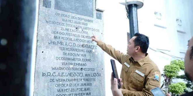PJ Walikota Palembang, Cheka Virgowansyah melihat hasil penemuan prasasti peninggalan Belanda di gedung Pemkot Palembang, Jumat (17/1/2025). Foto: Sumselheadline/Pitria.