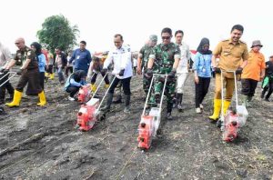 Sekda Sumsel, Edward Candra didamping Kapolda Sumsel Irjen Pol Andi Rian Djajadi hadir di acara peluncuran tanam jagung di Ogan Ilir, Selasa (21/1/2025). Foto: Humas Pemprov Sumsel.