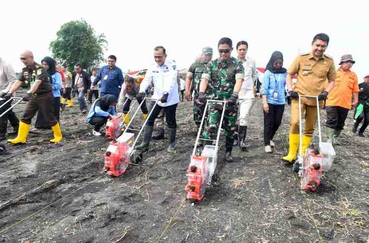 Sekda Sumsel, Edward Candra didamping Kapolda Sumsel Irjen Pol Andi Rian Djajadi hadir di acara peluncuran tanam jagung di Ogan Ilir, Selasa (21/1/2025). Foto: Humas Pemprov Sumsel.