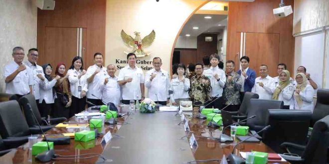 Sekretaris Daerah (Sekda) Provinsi Sumatera Selatan (Sumsel) Drs H Edward Candra MH menerima audiensi Tim Investor/ Mitra Jepang Green Power Development Corp of Japan (GPDJ) dan Direktur Eksekutif IJBNet (Indonesia-Japan Business Network) bertempat di Ruang Rapat Gubernur Sumsel, Rabu (22/1/2025). Foto: Humas Pemprov Sumsel.