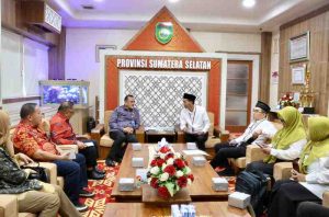 Sekda Sumsel, Edward Chandra menerima kunjungan tim Edukasi Wakaf Indonesia (EWI) Provinsi Sumsel, Jumat (24/1/2025). Foto: Humas Pemprov Sumsel.