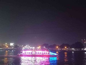 Kapal wisata Musi Cruise saat berlayar malam hari di kawasan Jembatan Ampera, Palembang. Foto: Sumselheadline/Pitria.
