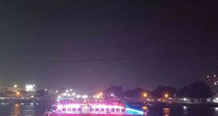 Kapal wisata Musi Cruise saat berlayar malam hari di kawasan Jembatan Ampera, Palembang. Foto: Sumselheadline/Pitria.