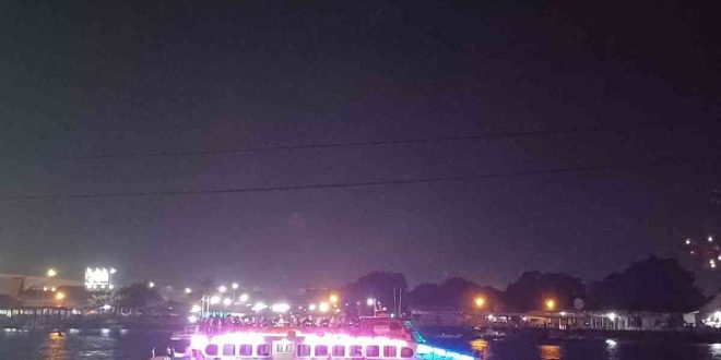 Kapal wisata Musi Cruise saat berlayar malam hari di kawasan Jembatan Ampera, Palembang. Foto: Sumselheadline/Pitria.