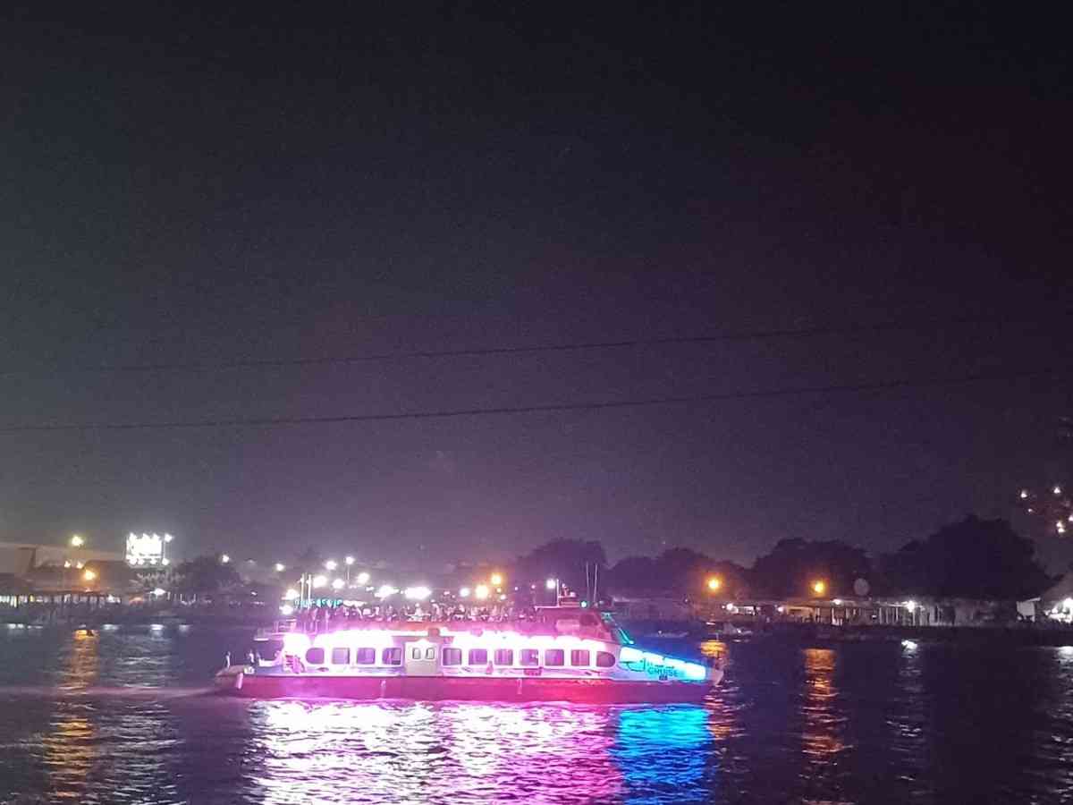 Kapal wisata Musi Cruise saat berlayar malam hari di kawasan Jembatan Ampera, Palembang. Foto: Sumselheadline/Pitria.