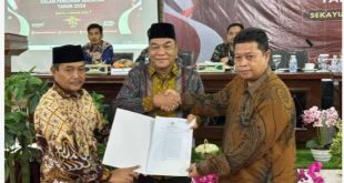 Paslon Cabup-Cawabup Muba, Toha-Rohman menerima SK Penetapan Bupati Muba terpilih periode 2025-2030, Kamis (9/1/2025). Foto: Dok suara publlik.id