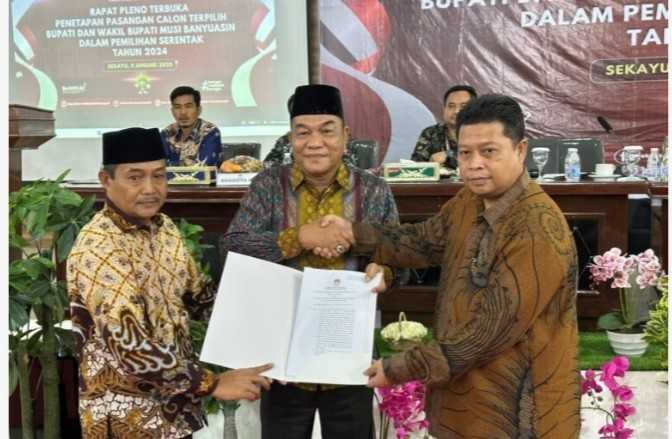 Paslon Cabup-Cawabup Muba, Toha-Rohman menerima SK Penetapan Bupati Muba terpilih periode 2025-2030, Kamis (9/1/2025). Foto: Dok suara publlik.id