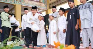 Pj Walikota Palembang, Cheka Virgowansyah memberikan bingkisan kepada anak yatim di Masjid Daruussaid, Palembang, Kamis (30/1/2025). Foto: Kominfo Palembang.