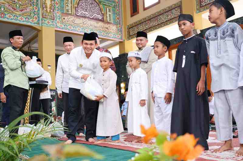 Pj Walikota Palembang, Cheka Virgowansyah memberikan bingkisan kepada anak yatim di Masjid Daruussaid, Palembang, Kamis (30/1/2025). Foto: Kominfo Palembang.