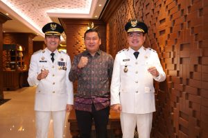 Walikota dan Wakil Walikota Palembang, Ratu Dewa dan Prima Salam, bersama Adi Zahri, Kadis Kominfo, Kamis (20/2/2025). Foto: Kominfo Palembang.