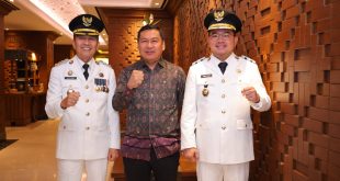 Walikota dan Wakil Walikota Palembang, Ratu Dewa dan Prima Salam, bersama Adi Zahri, Kadis Kominfo, Kamis (20/2/2025). Foto: Kominfo Palembang.
