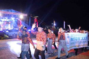Para oeserta MTQH Kota Palembang yang ikut parade saat pembukaan di pelataran BKB Palembang, Jumat (14/2/2025) malam. Foto: Kominfo Palembang.
