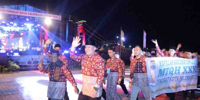Para oeserta MTQH Kota Palembang yang ikut parade saat pembukaan di pelataran BKB Palembang, Jumat (14/2/2025) malam. Foto: Kominfo Palembang.