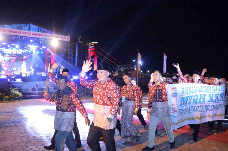 Para oeserta MTQH Kota Palembang yang ikut parade saat pembukaan di pelataran BKB Palembang, Jumat (14/2/2025) malam. Foto: Kominfo Palembang.