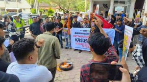 Aliansi Mahasiswa Pemuda Sumatera Selatan melakukan aksi unjuk rasa terkait tindak pidana korupsi pengerjaan Retrofit Sistem Sootblowing Pembangkit Listrik Tenaga Uap (PLTU) PT PLN Unit Induk Pembangkitan Sumatera Bagian Selatan, Rabu (12/2/2025). Foto: Dok Aliansi Pemuda.