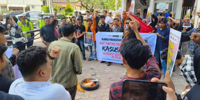 Aliansi Mahasiswa Pemuda Sumatera Selatan melakukan aksi unjuk rasa terkait tindak pidana korupsi pengerjaan Retrofit Sistem Sootblowing Pembangkit Listrik Tenaga Uap (PLTU) PT PLN Unit Induk Pembangkitan Sumatera Bagian Selatan, Rabu (12/2/2025). Foto: Dok Aliansi Pemuda.