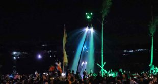 Flyboard with Bodylighting dipertontonkan di pembukaan Festival Sungai Musi 2025, Sabtu (15/02) malam di BKB. Foto: Kominfo Palembang.