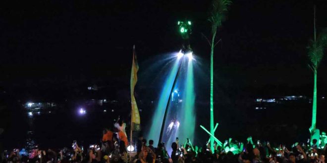 Flyboard with Bodylighting dipertontonkan di pembukaan Festival Sungai Musi 2025, Sabtu (15/02) malam di BKB. Foto: Kominfo Palembang.