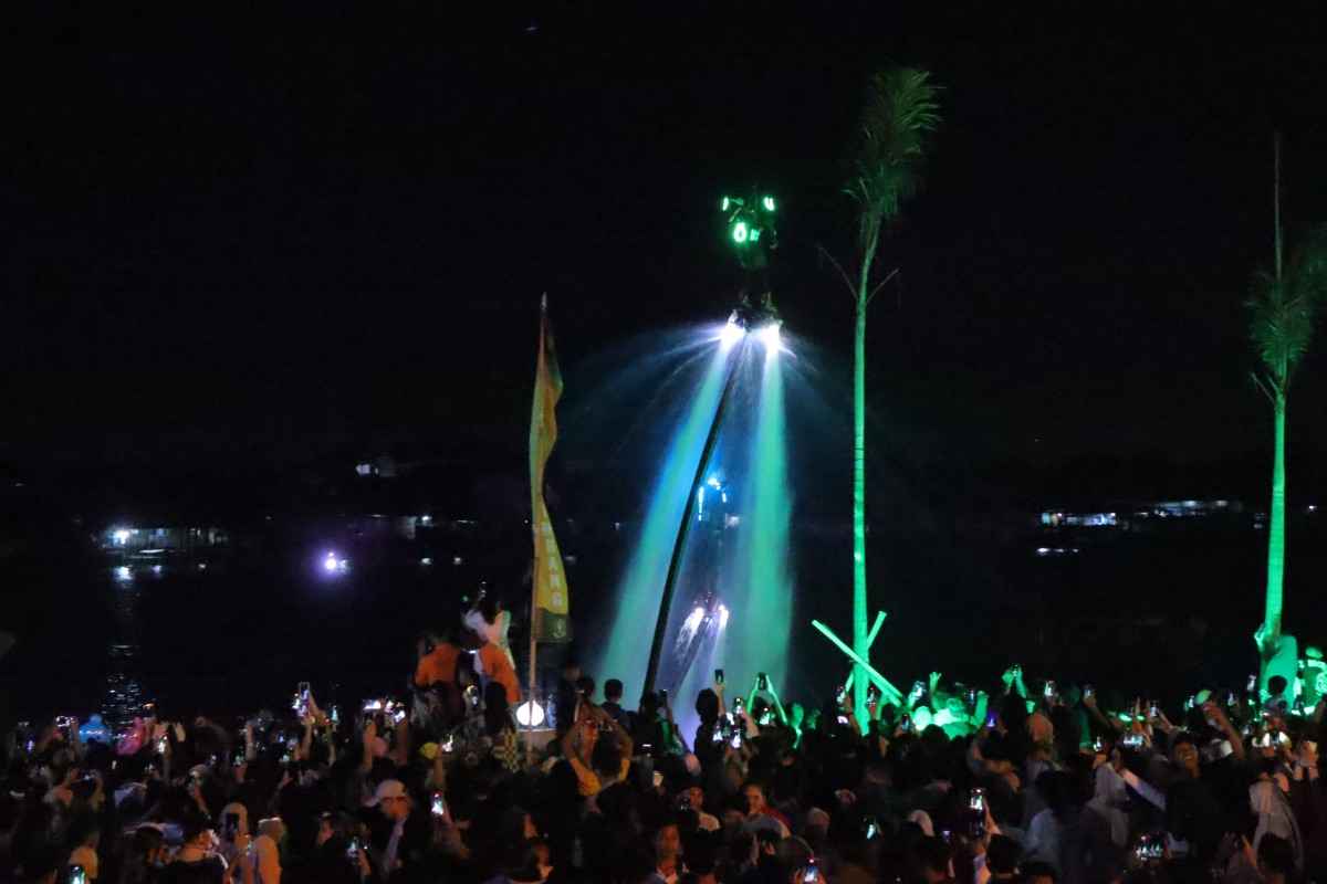 Flyboard with Bodylighting dipertontonkan di pembukaan Festival Sungai Musi 2025, Sabtu (15/02) malam di BKB. Foto: Kominfo Palembang.