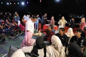 Pj Walikota Palembang, Dr. Cheka Virgowansyah bersama tim Rantang Palembang, menikmati makan malam di kawasan BKB, Selasa (11/2/2025) malam. Foto: Kominfo Palembang.