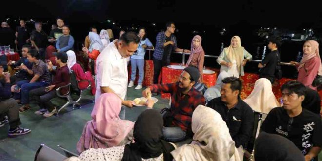 Pj Walikota Palembang, Dr. Cheka Virgowansyah bersama tim Rantang Palembang, menikmati makan malam di kawasan BKB, Selasa (11/2/2025) malam. Foto: Kominfo Palembang.