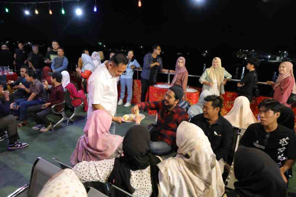 Pj Walikota Palembang, Dr. Cheka Virgowansyah bersama tim Rantang Palembang, menikmati makan malam di kawasan BKB, Selasa (11/2/2025) malam. Foto: Kominfo Palembang.