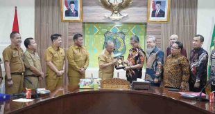 Sekretaris Daerah Kabupaten Muba, Dr. Drs. H. Apriyadi, MSi menerima cindera mata dari jajaran pengurus IKA Muba di Kabupaten OKU, Senin (10/2/2025). Foto: Kominfo Muba.