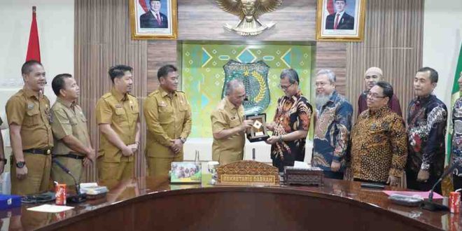 Sekretaris Daerah Kabupaten Muba, Dr. Drs. H. Apriyadi, MSi menerima cindera mata dari jajaran pengurus IKA Muba di Kabupaten OKU, Senin (10/2/2025). Foto: Kominfo Muba.