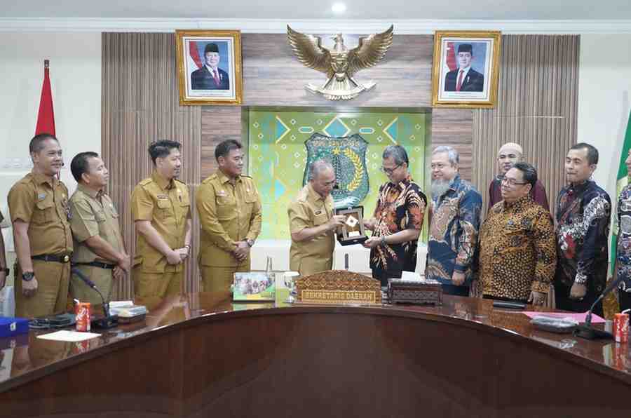 Sekretaris Daerah Kabupaten Muba, Dr. Drs. H. Apriyadi, MSi menerima cindera mata dari jajaran pengurus IKA Muba di Kabupaten OKU, Senin (10/2/2025). Foto: Kominfo Muba.