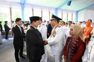 Bupati Banyiasin, Askolan mendapat ucapan selamat dari Presiden Prabowo Subianto pasca pelantikan di Istana Negara. Foto: Dok Pribadi.