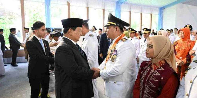 Bupati Banyiasin, Askolan mendapat ucapan selamat dari Presiden Prabowo Subianto pasca pelantikan di Istana Negara. Foto: Dok Pribadi.