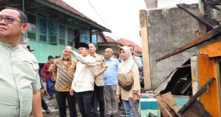 Wawako Palembang, Prima Salam mendatangi lokasi kebakaran di 8 Ulu Palembang, Sabtu (22/2/2025). Foto; Kominfo Palembang.