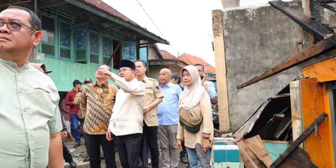 Wawako Palembang, Prima Salam mendatangi lokasi kebakaran di 8 Ulu Palembang, Sabtu (22/2/2025). Foto; Kominfo Palembang.