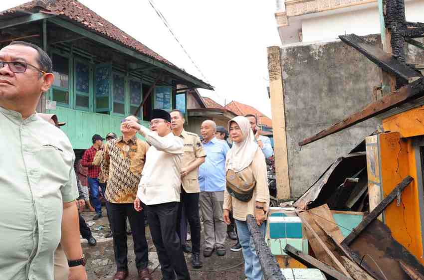 Wawako Palembang, Prima Salam mendatangi lokasi kebakaran di 8 Ulu Palembang, Sabtu (22/2/2025). Foto; Kominfo Palembang.