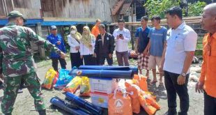 Tim dari Pemkab Muab siap mengantarkan bahan kebutuhan para korban di Desa Petaling, Rabu (26/2/2025). Foto: Kominfo Muba.