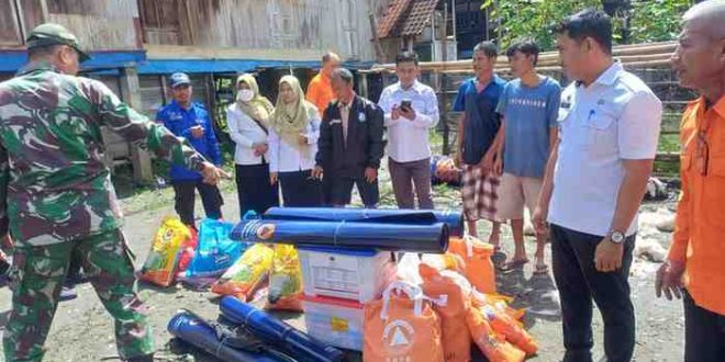 Tim dari Pemkab Muab siap mengantarkan bahan kebutuhan para korban di Desa Petaling, Rabu (26/2/2025). Foto: Kominfo Muba.