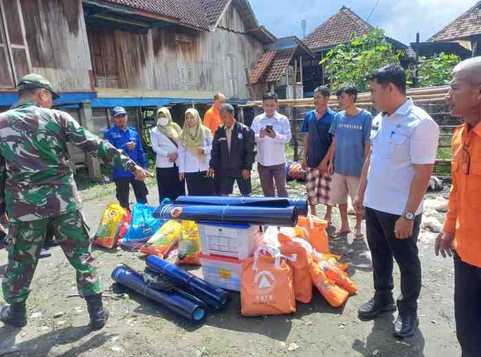 Tim dari Pemkab Muab siap mengantarkan bahan kebutuhan para korban di Desa Petaling, Rabu (26/2/2025). Foto: Kominfo Muba.