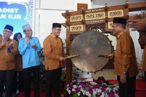 Sekda Sumatera Selatan, Drs H Edward Candra, SH, MH memukul beduk sebagai tanda membuka secara resmi Seleksi Tilawatil Qur’an Hadits (STQH) Tingkat Kabupaten Ogan Ilir (OI) ke-28 Tahun 2025, di Gedung Serbaguna KPT Tanjung Senai, pada Senin (10/2/2025) sore. Foto: Humas Pemprov Sumsel.