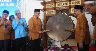 Sekda Sumatera Selatan, Drs H Edward Candra, SH, MH memukul beduk sebagai tanda membuka secara resmi Seleksi Tilawatil Qur’an Hadits (STQH) Tingkat Kabupaten Ogan Ilir (OI) ke-28 Tahun 2025, di Gedung Serbaguna KPT Tanjung Senai, pada Senin (10/2/2025) sore. Foto: Humas Pemprov Sumsel.